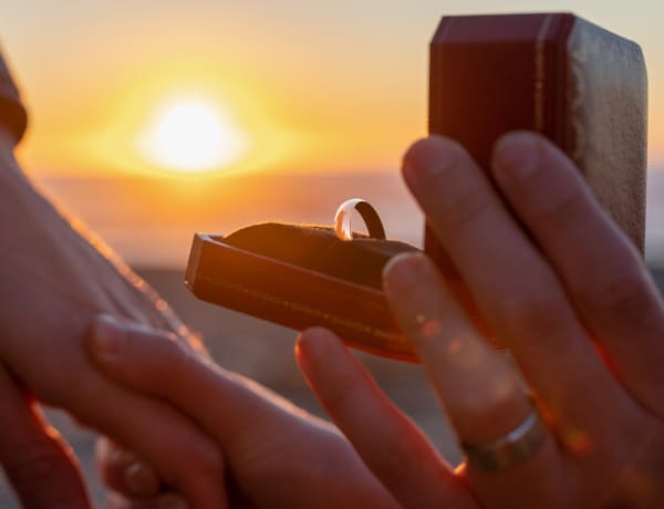 „Nem akar majomkodni egy násznép előtt..” – Nők, akik megkérték a pasijuk kezét