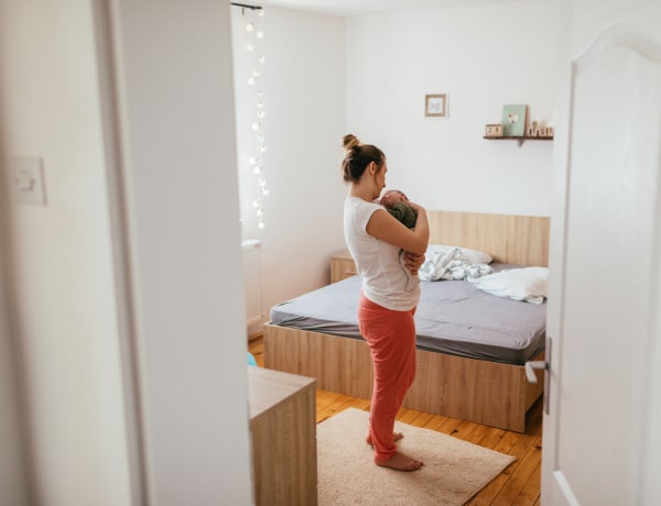 „Otthon lenni a babával olyan, mint egy nyaralás!” Fiatal szülők mesélnek a legtoxikusabb beszólásokról, amit kaptak