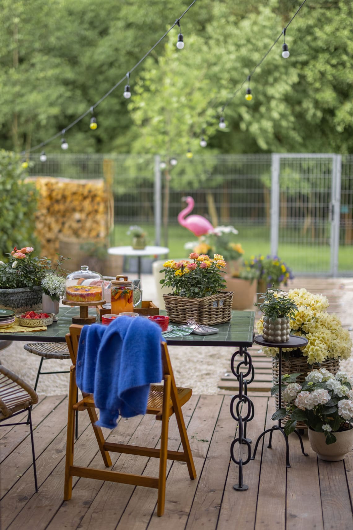 Színes kaspók és virágok