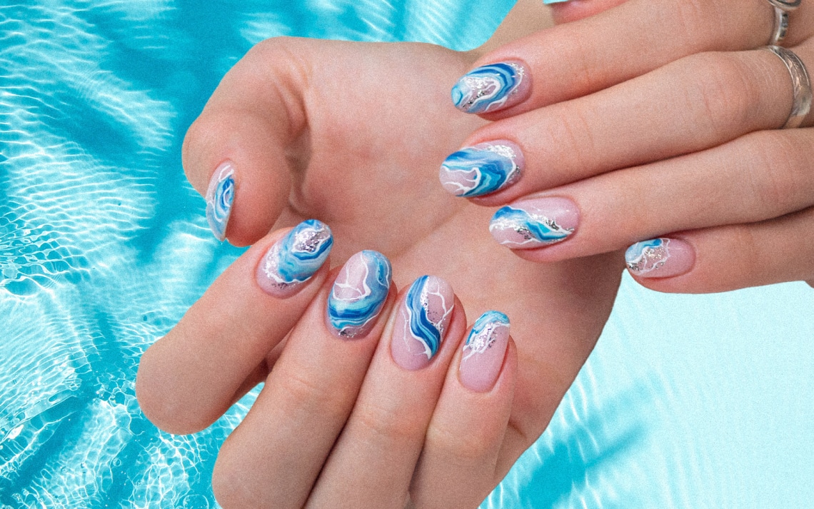 Nyárindító körömtrend: 5 lélegzetelállító manikűr, amely tükrözi a tenger színét