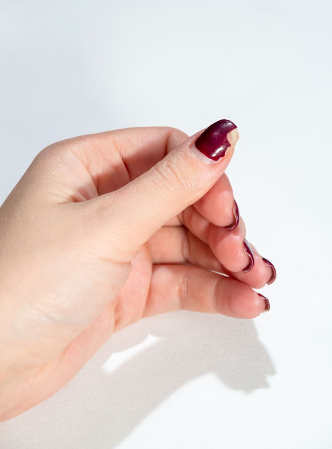 A kezeiden, hogy eltávolítsd a körömlakkot