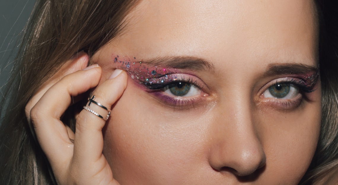 Ezeket a trükköket próbáld ki, ha sminkeléskor mindig könnyezik a szemed
