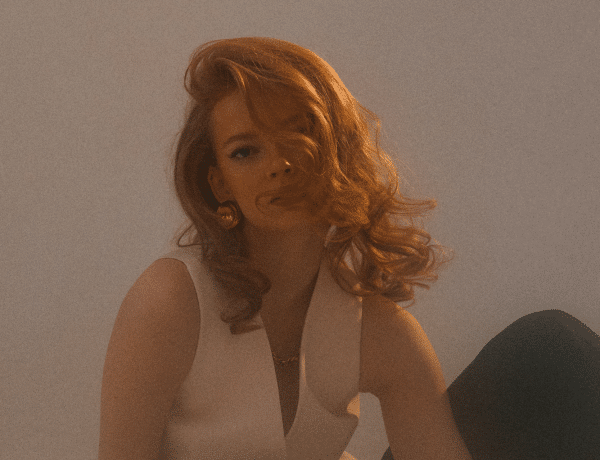 Újra divat a 90-es évek tökéletesen beszárított frizurája. Így csináld meg otthon