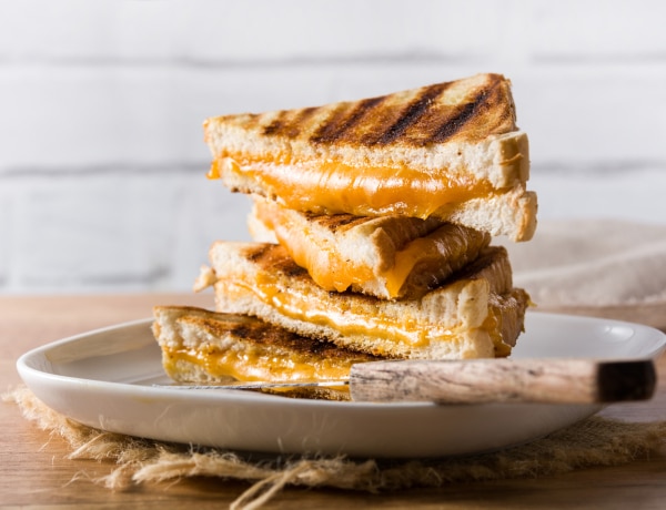 Ez az egy meglepő hozzávaló a tökéletes sajtos melegszendvics titka