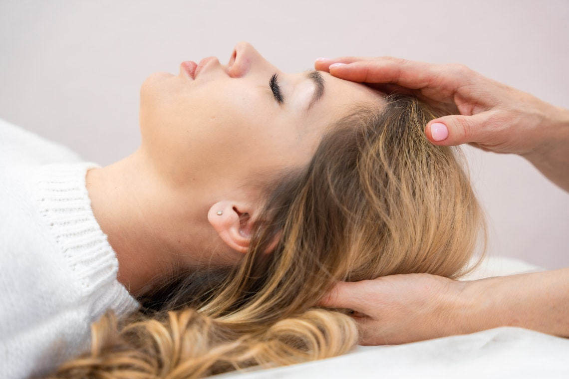 Fejfájás, görcs, derékpanasz? Ezek az akupresszúrás pontok segíthetnek