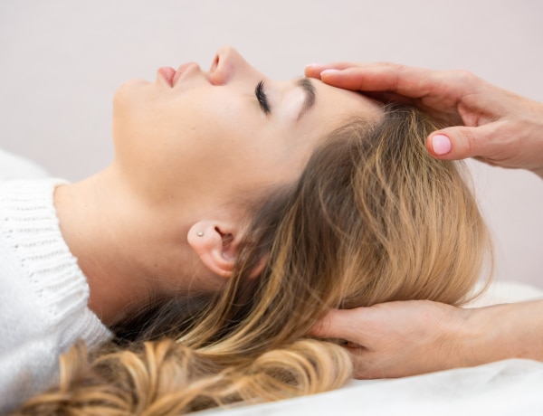 Fejfájás, görcs, derékpanasz? Ezek az akupresszúrás pontok segíthetnek