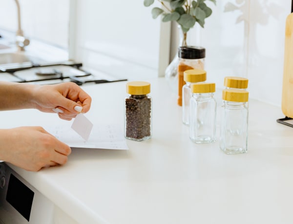 Így szedd le a matricák ragacsos nyomait bármilyen felületről