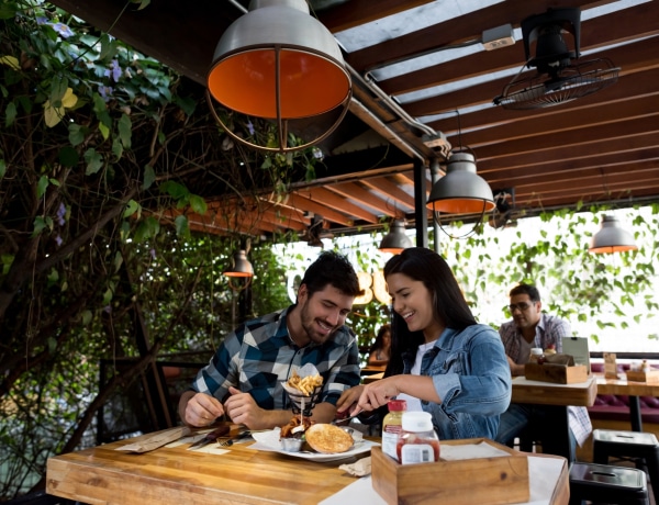 Lányok, ezeket a gyanús jeleket ne ignoráljátok a randin. Férfiak tippjei nőknek