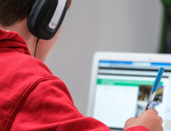 Így formálja át az online oktatás az iskolapadról alkotott képünket