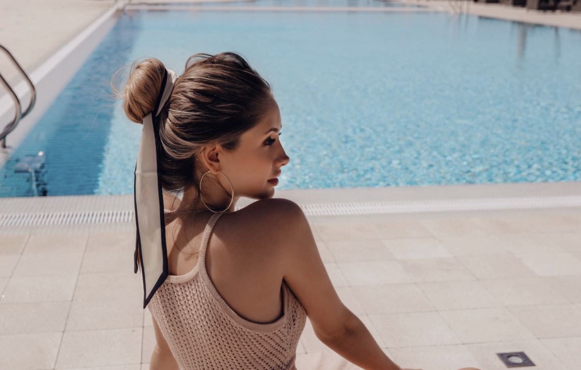 10 egyszerű és elegáns frizura, ami a strandra is telitalálat