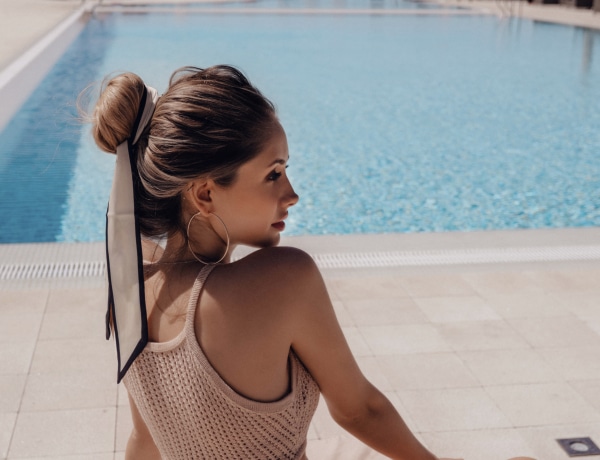 10 egyszerű és elegáns frizura, ami a strandra is telitalálat