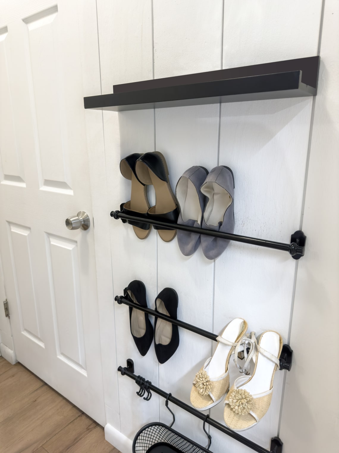 Tegyél egy tárolót a gardróbszoba ajtajának belsejére