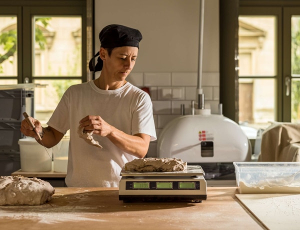 200 éves házban sülnek a kovászos kenyerek a Bazsalikomos Kert mesés pékségében