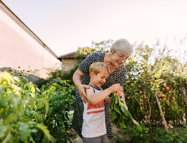 Miért állnak közelebb a nagymamák az unokáikhoz, mint saját gyerekeikhez? 