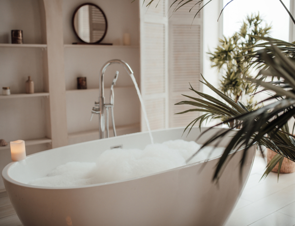 Otthoni spa élmény? Ezzel a 10 fürdőszoba trükkel simán megvalósítható