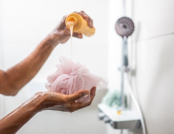 Luffa, fürdőkesztyű vagy szivacs: mivel jobb átdörzsölni magunkat fürdéskor?