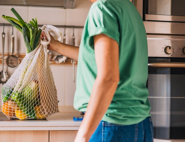 Ne okozzon többé gondot a zacskók rengetege otthon! Íme 5 hasznos tipp a szatyrok és tasakok rendszerezésére!