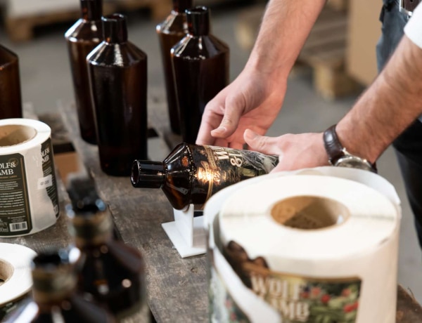 Különleges gyógynövénylikőrökkel váltotta valóra álmát Gyurján Attila, a Wolf&Lamb tulajdonosa