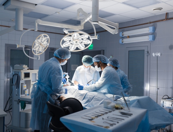 „A bébi kicsusszant, mint egy torpedó” – Sebészek mesélnek ijesztő pillanatokról