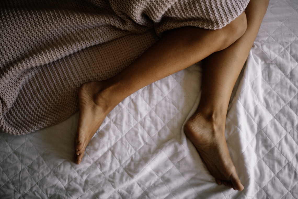 Viszket a sarkad éjszaka? Lehet, hogy a tested valami fontosat akar üzenni neked!