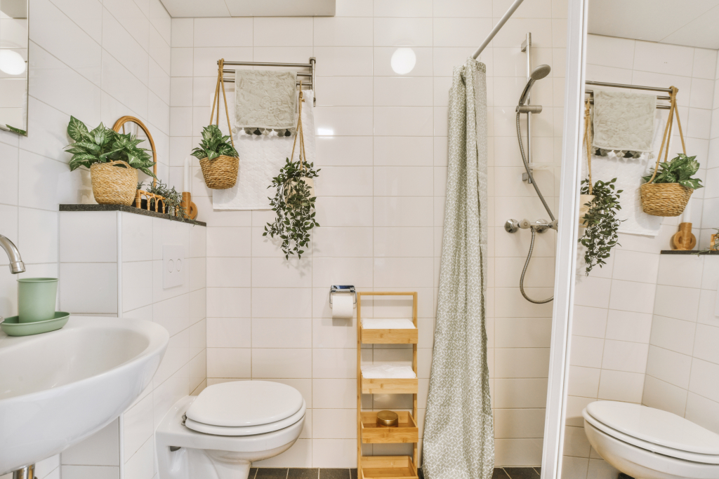 Ezért ne zuhanyozz nyitott WC-fedél mellett