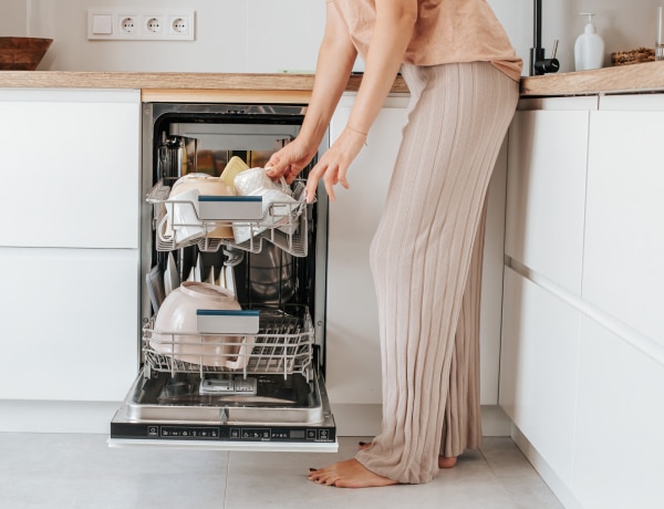 Miért maradnak fehér foltok a mosogatógépben, és hogyan orvosolhatod?