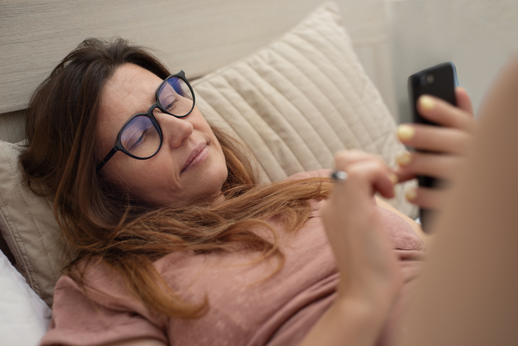 „Kevés a szimpatikus, kedves pasi” – 40 feletti nők mesélnek az online párkeresésről