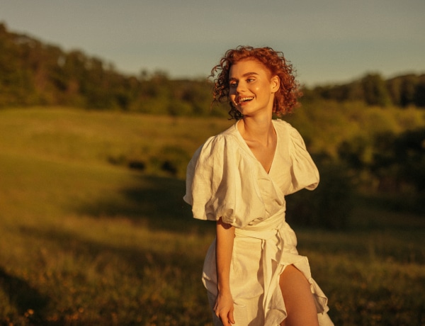 Így hordd idén a göndör hajad! 10 modern, elbűvölő frizura