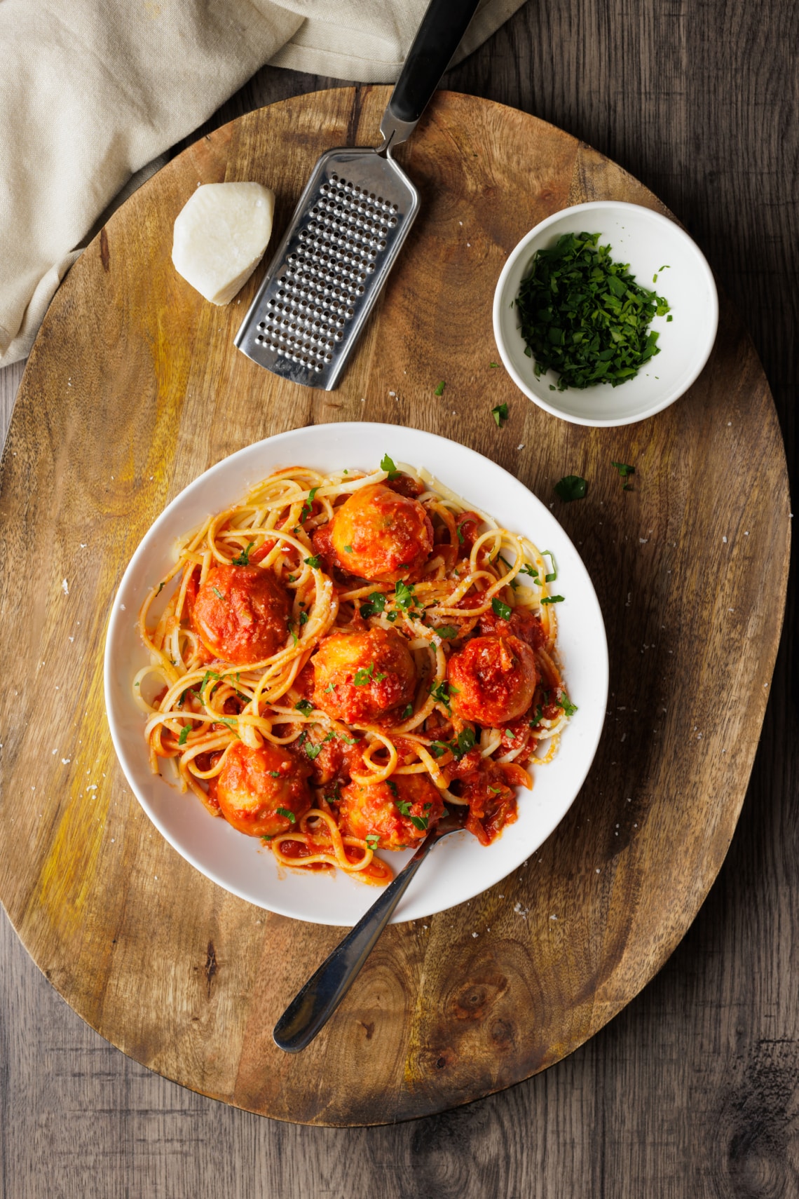 Kedd: Spagetti paradicsomos húsgolyókkal