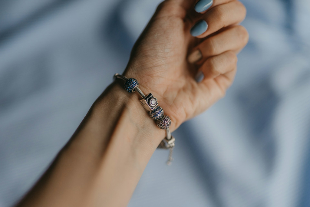 10 csodaszép charm karkötő, amit azonnal hordani szeretnél lelőhelyekkel