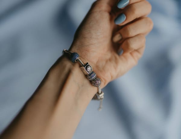 10 csodaszép charm karkötő, amit azonnal hordani szeretnél lelőhelyekkel