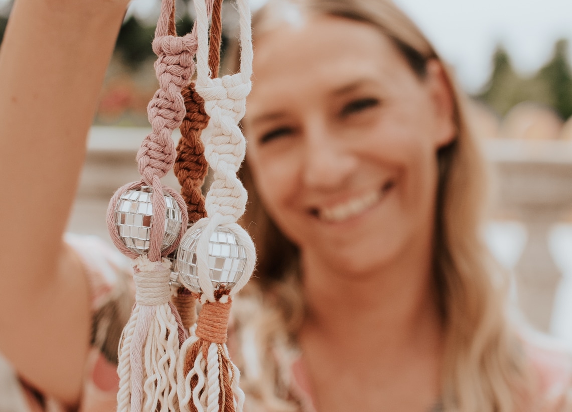 Ani a mindennapi mókuskerékből is segít kiszakadni csodás makramé workshopjaival