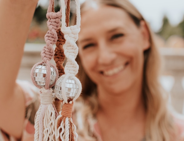 Ani a mindennapi mókuskerékből is segít kiszakadni csodás makramé workshopjaival