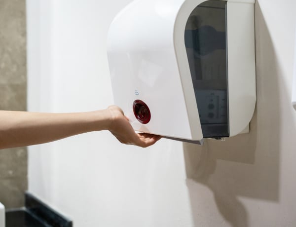 Kézszárítót vagy papírtörlőt használj a nyilvános mosdókban? Ezt mondják a mikrobiológusok!