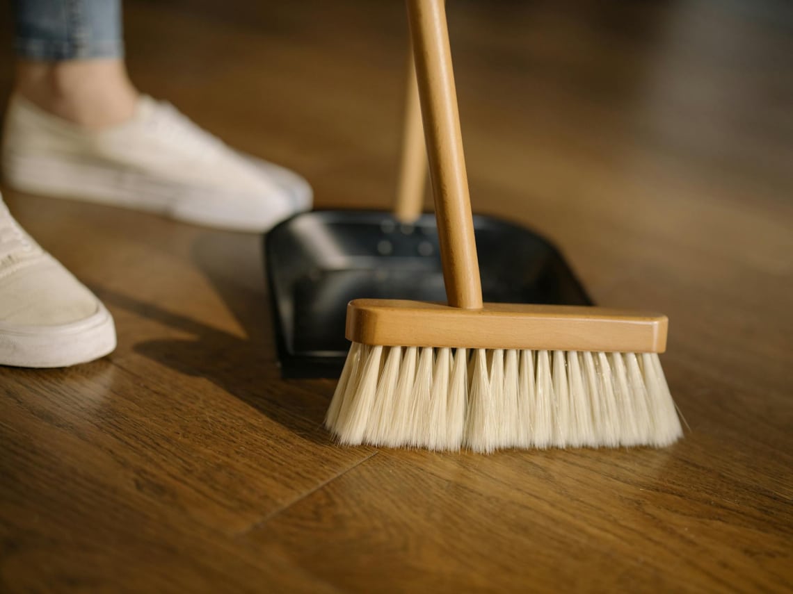 Igen a seprűt is kell fertőtleníteni! A takarítóeszközök tisztítás nélkül csak baktériumokat tologatnak