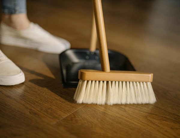 Igen a seprűt is kell fertőtleníteni! A takarítóeszközök tisztítás nélkül csak baktériumokat tologatnak