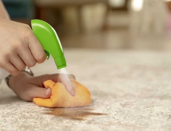 Ez a legjobb módszer a kávéfoltok eltűntetésére – kárpitról, bútorról, csészéről