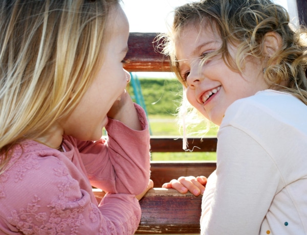 Jó kibeszélni másokat? Pszhichológiai szempontból emiatt pletykálunk