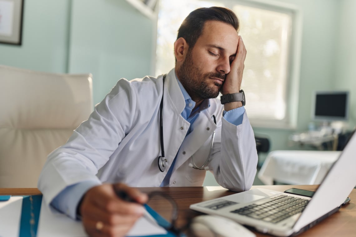 „Véletlenül ráült az ajtó kilincsre” – Orvosok, mi a legsokkolóbb „baleset” történetetek?