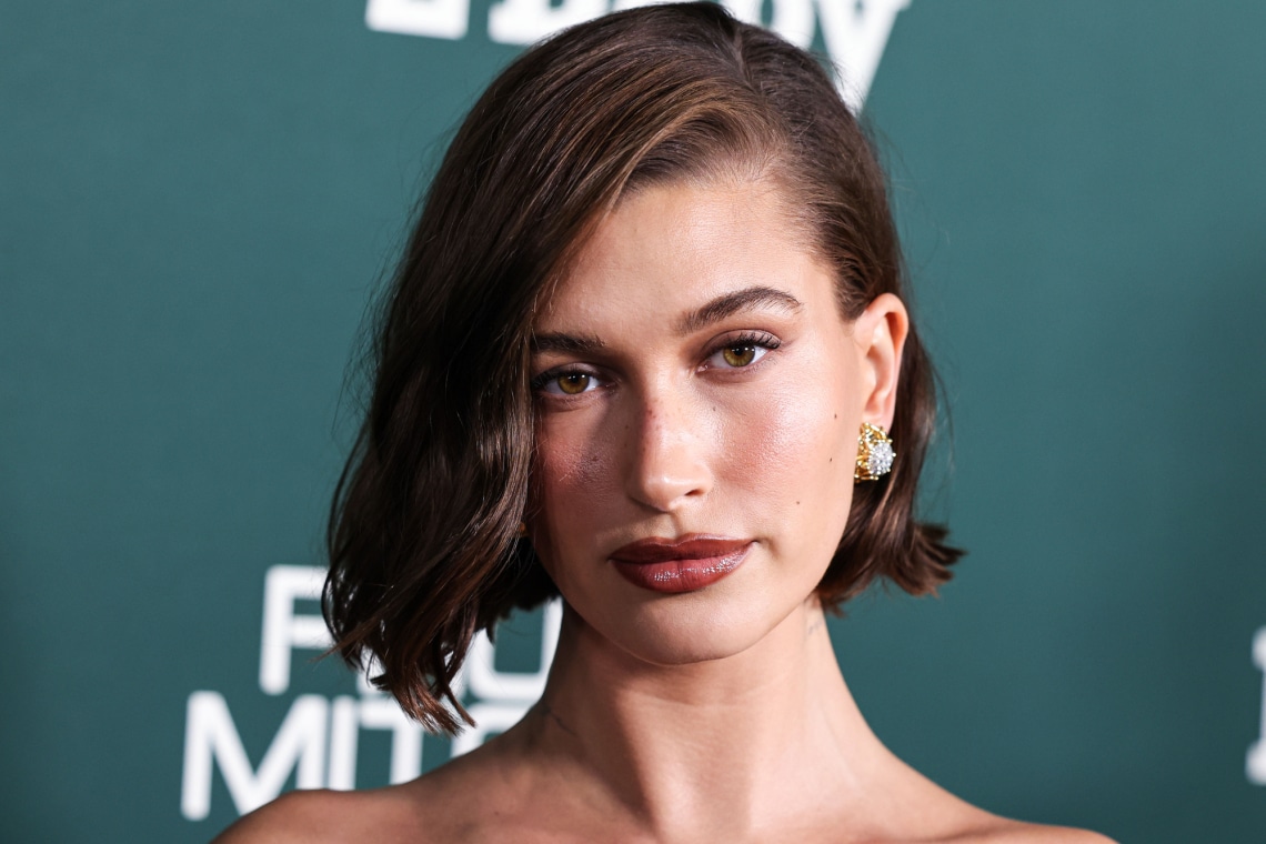 Hailey Bieber hozta el az idei tél legelegánsabb sminktrendjét, ami mindenkinek tökéletesen áll
