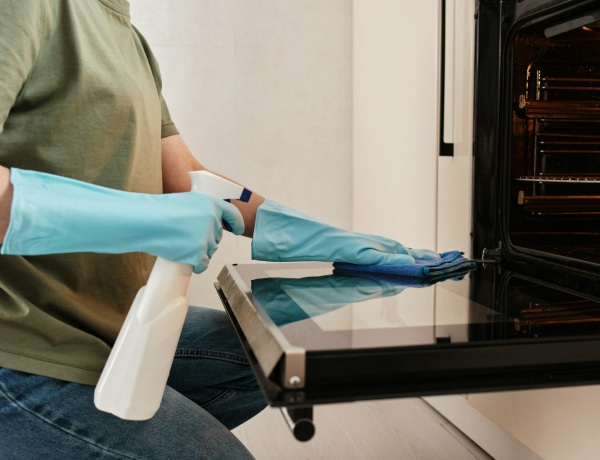 Így tisztítsd meg a zsíros, ragacsos sütőt két otthoni hozzávalóval