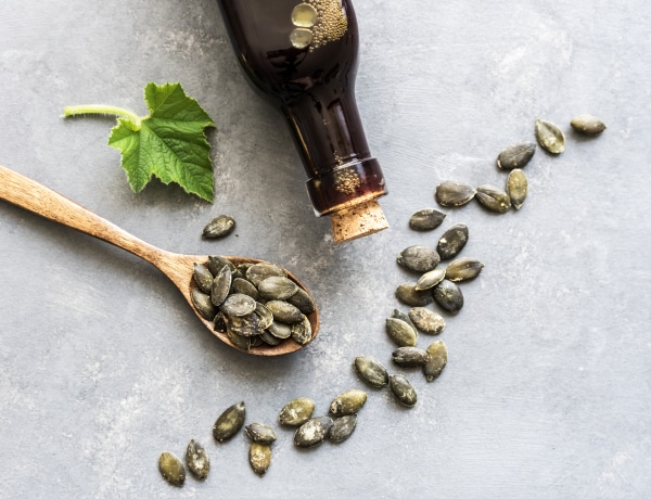 Kívülről megszépít, belülről megerősít: Ezért fogyassz sok tökmagolajat