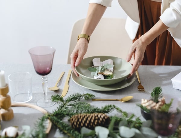 7 szalvétahajtogatási ötlet az ünnepekre, amik könnyebbek, mint gondolnád