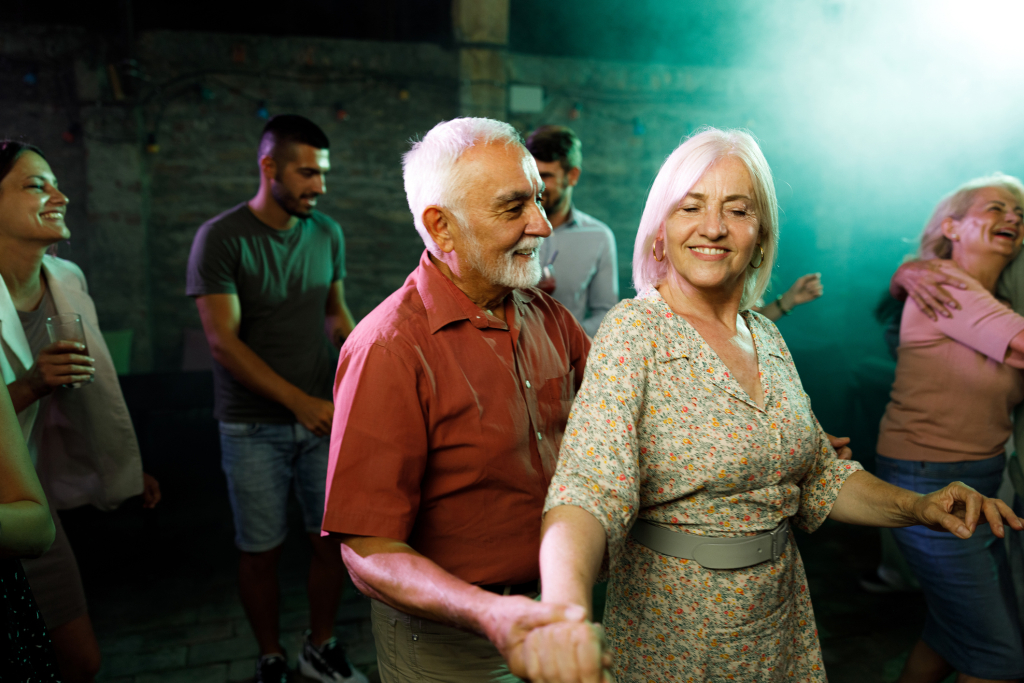 Középkorú pár a buliban