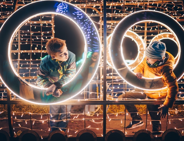 Mesebeli fényszobros filmfesztivállal kápráztat el a Lumina Park Budapesten