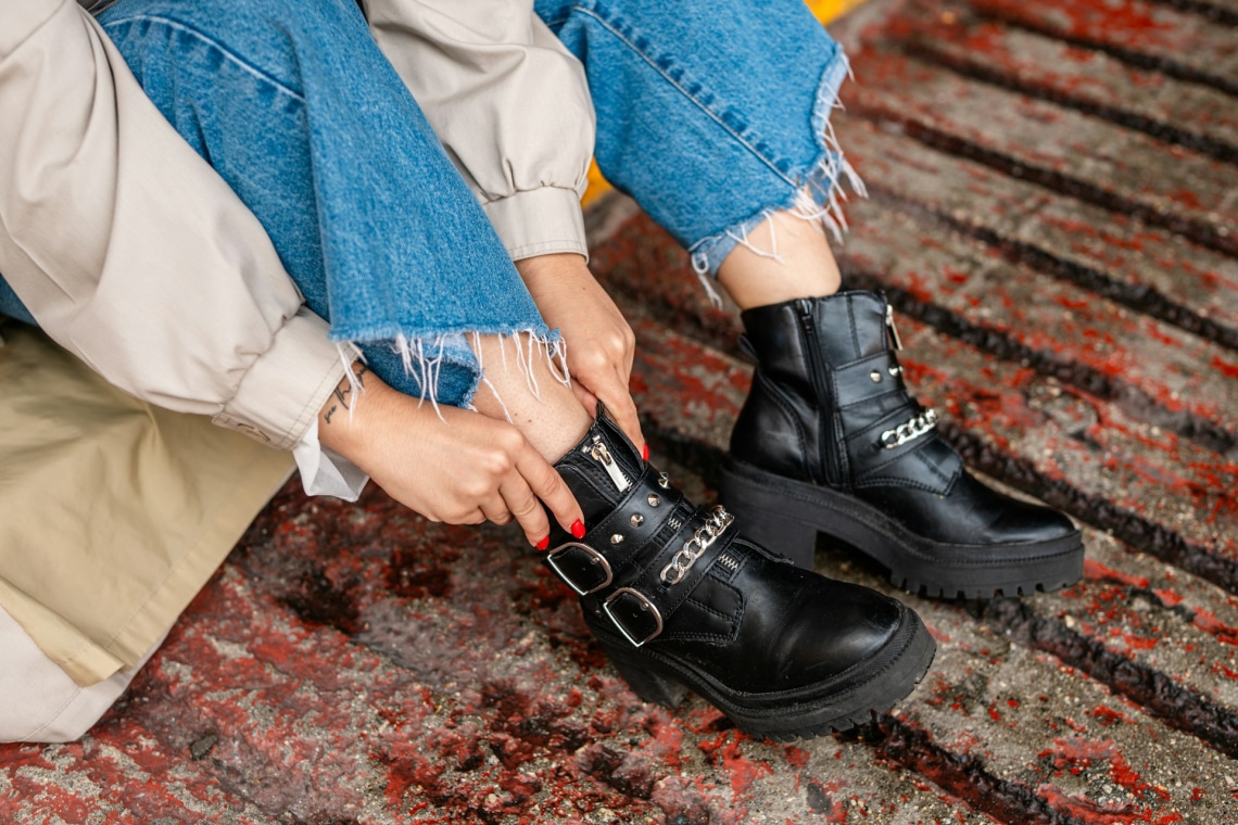 Fáj a hátad? Ezek a legjobb és legrosszabb cipők, amit ilyenkor viselhetsz