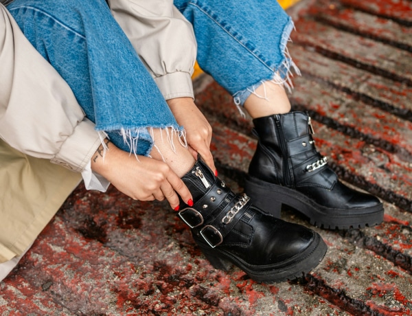 Fáj a hátad? Ezek a legjobb és legrosszabb cipők, amit ilyenkor viselhetsz