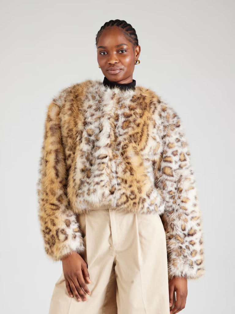 Leopárdmintás szőrmekabát