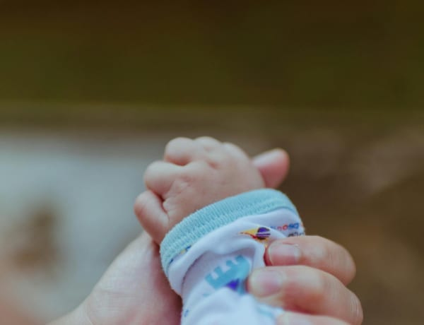 Ha jól és gyorsan reagál a szülő, jobban fejlődik a baba. 5 érdekes tény a kisbabákról