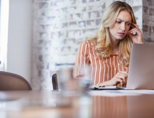 Egy egyetemistát kirúgtak a testszaga miatt. A világ 5 legelképesztőbb pereskedése